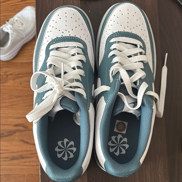 Nike Women’s Sneakers in White and Teal - Picture 3 of 4